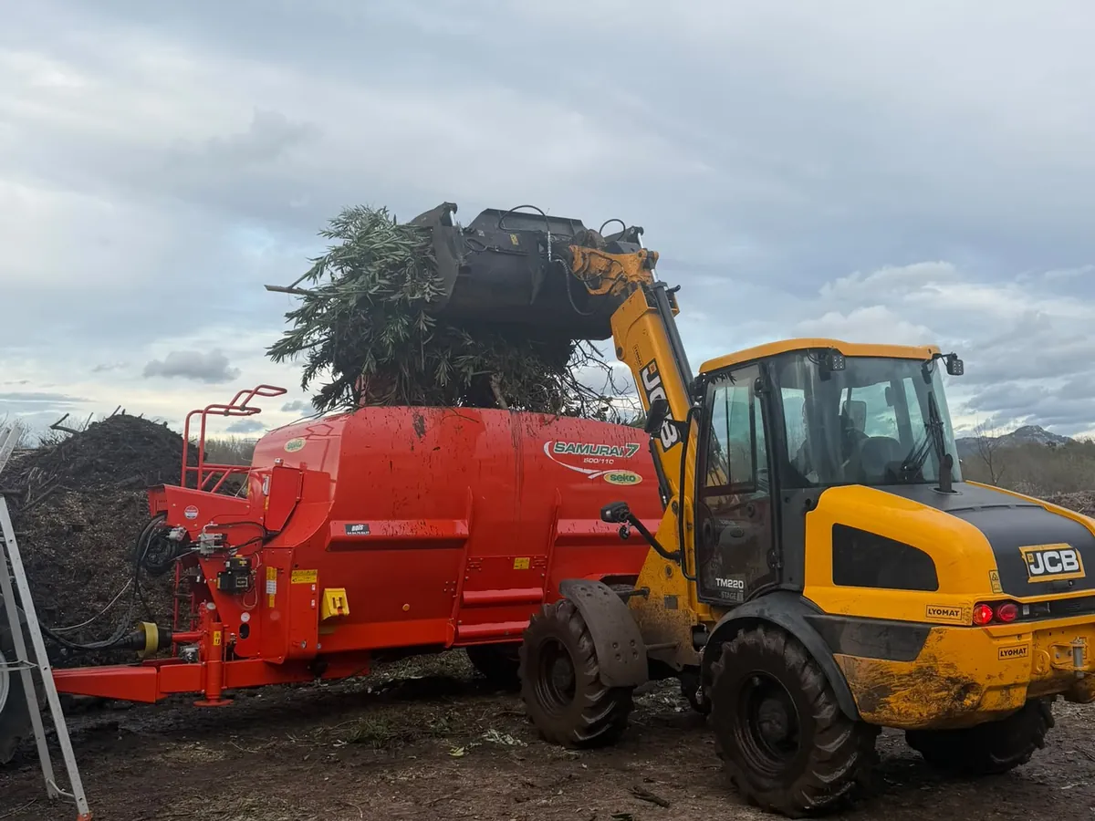 Broyeur de végétaux lent alimenté au chargeur télescopique, broyage de branches et de gros volumes