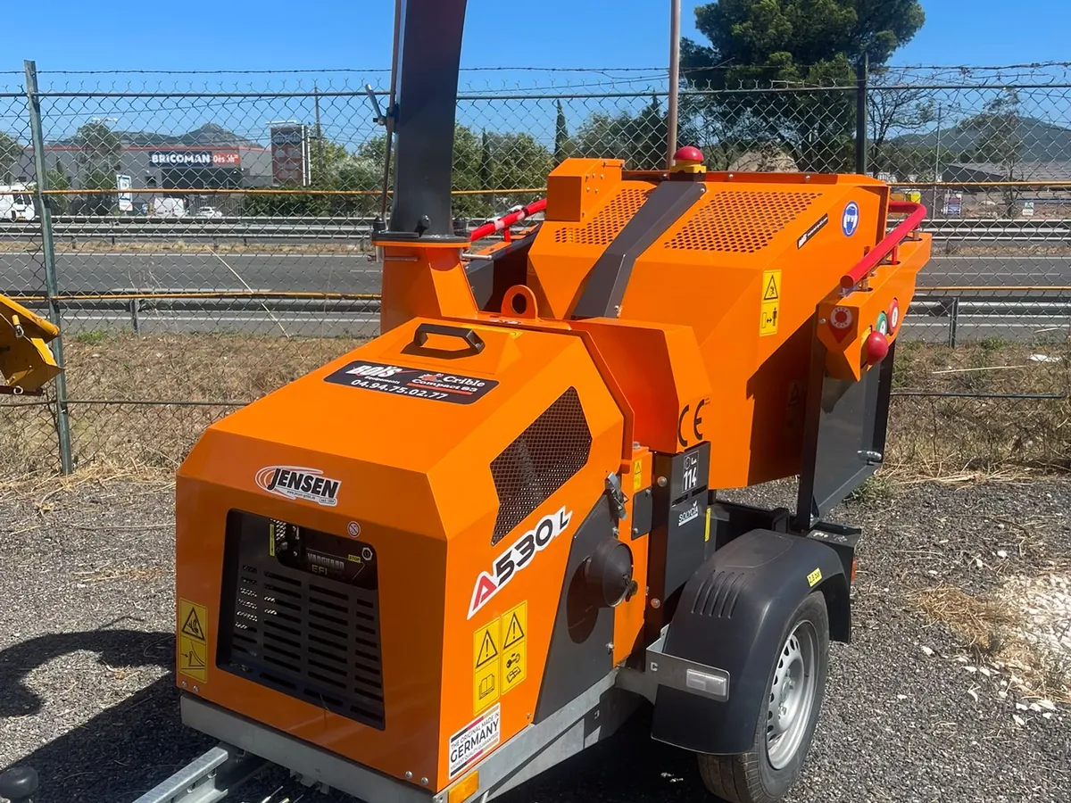 Broyeur de végétaux rapide Jensen A530L sur châssis routier, prêt à broyer