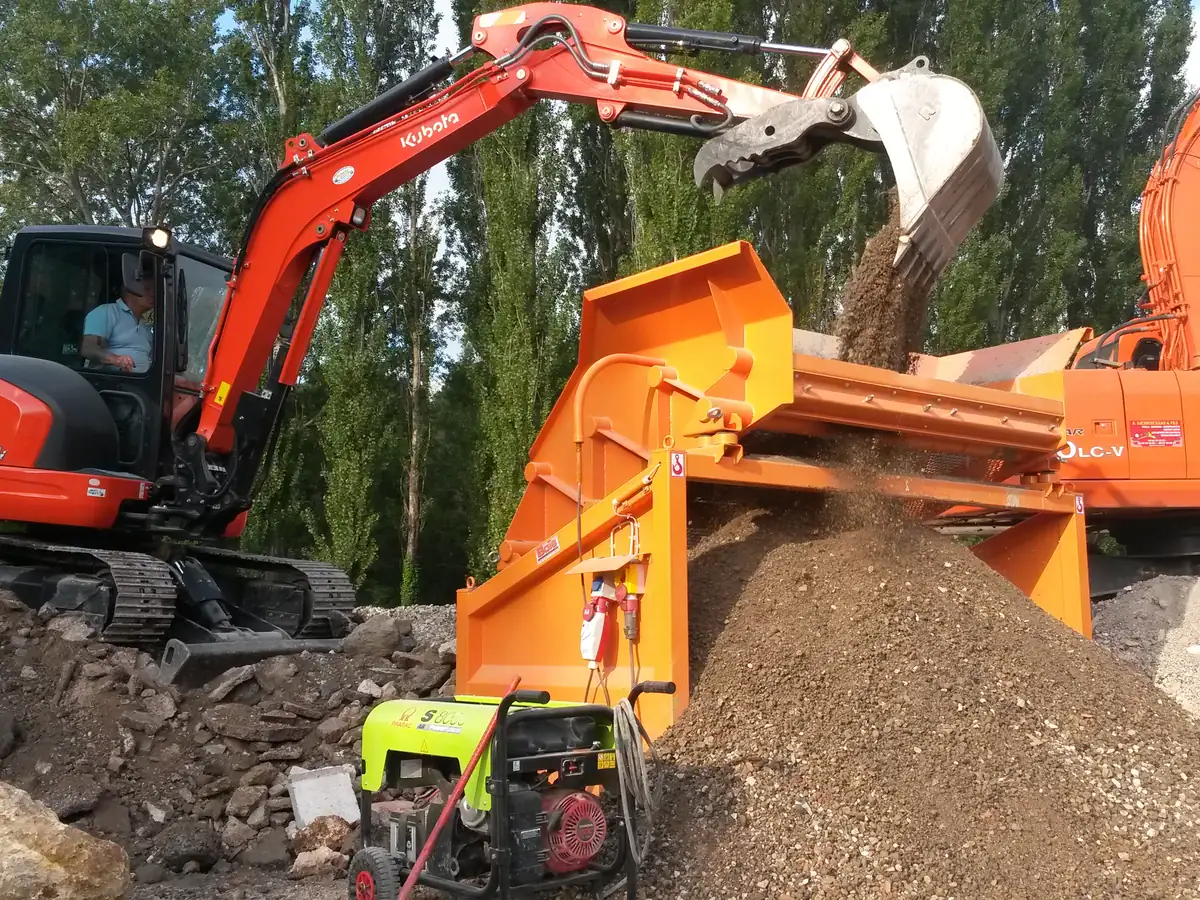 Crible Compact 83 en action, tri de gravats de chantier, Artaud Services BTP