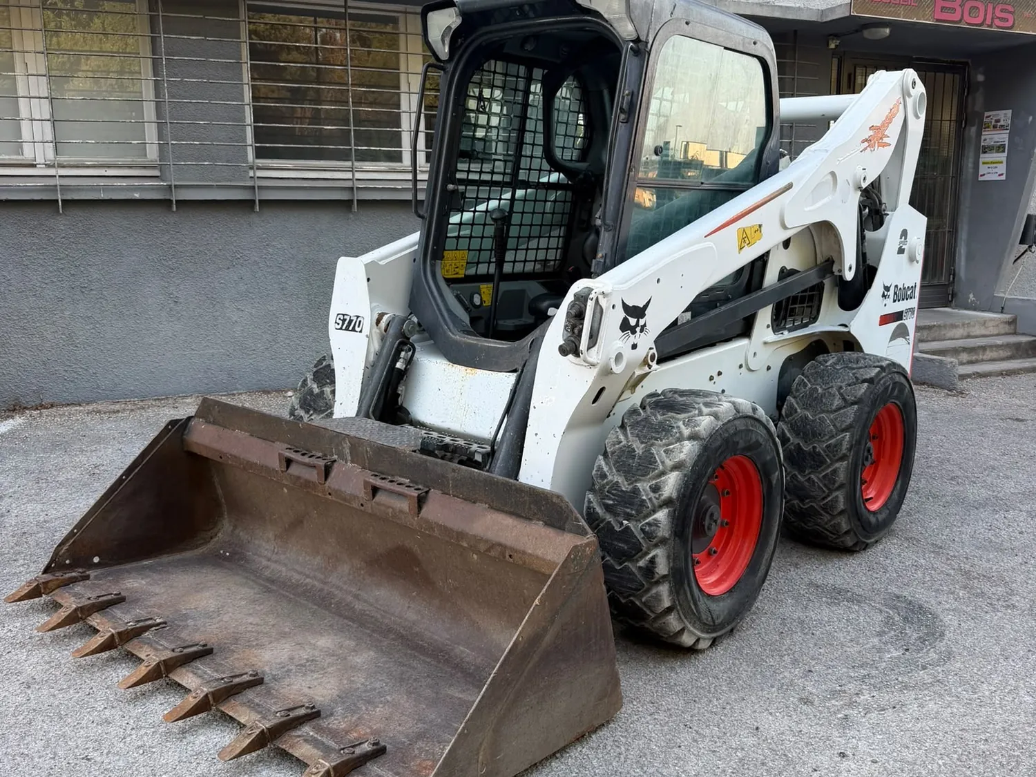 Mini-chargeur Bobcat S770 d'occasion en vente chez Artaud Services BTP à La Farlède (Var)