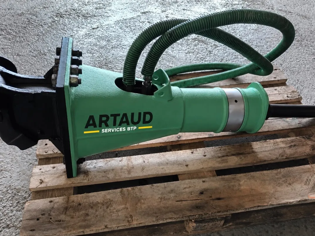 Marteau brise-roche hydraulique SC16 refait à neuf aux couleurs Artaud Services BTP, pour mini-pelle de 2,7 t