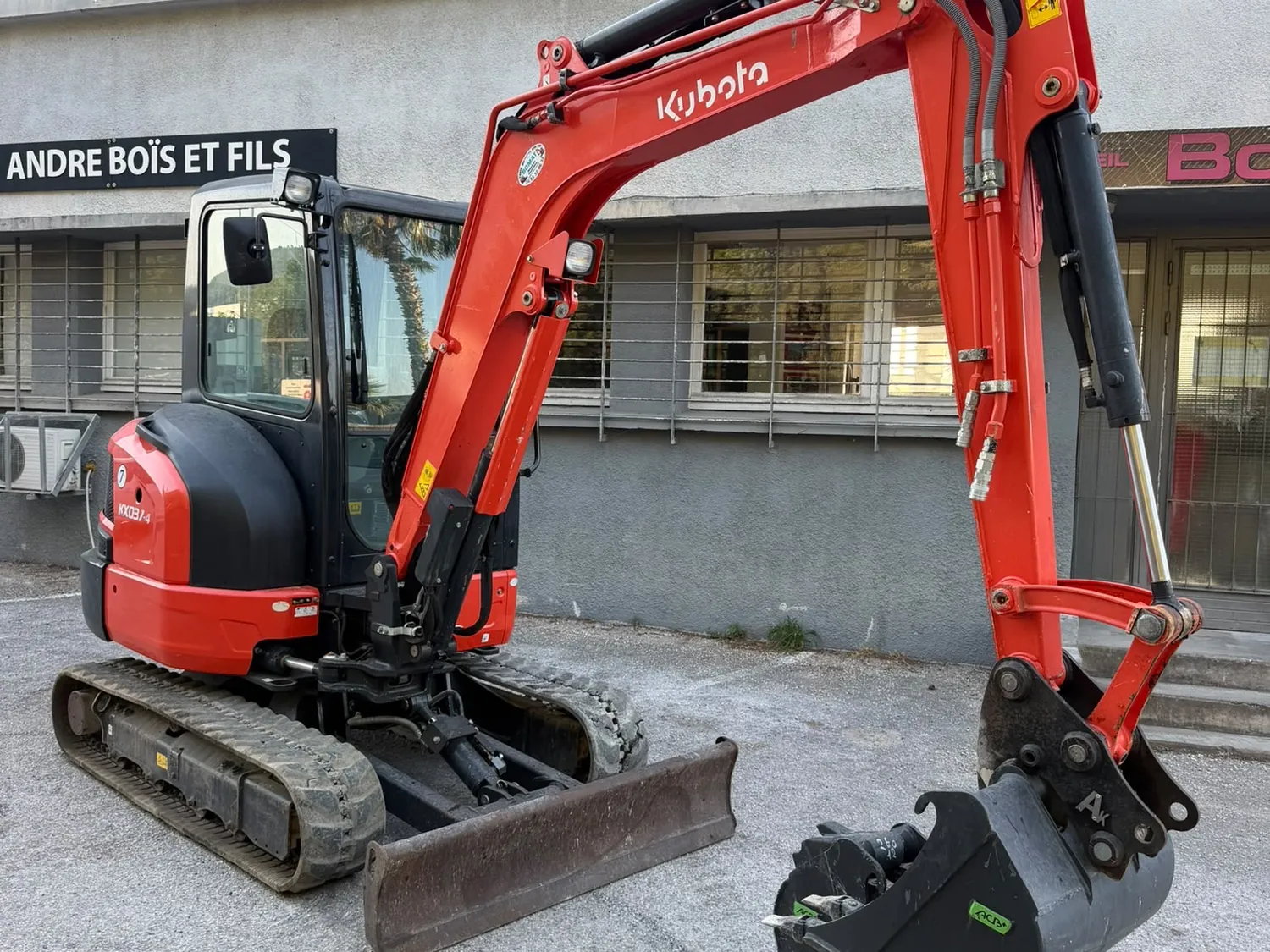 Mini-pelle Kubota KX037-4 d'occasion, 3,8 tonnes, en vente chez Artaud Services BTP à La Farlède (Var)