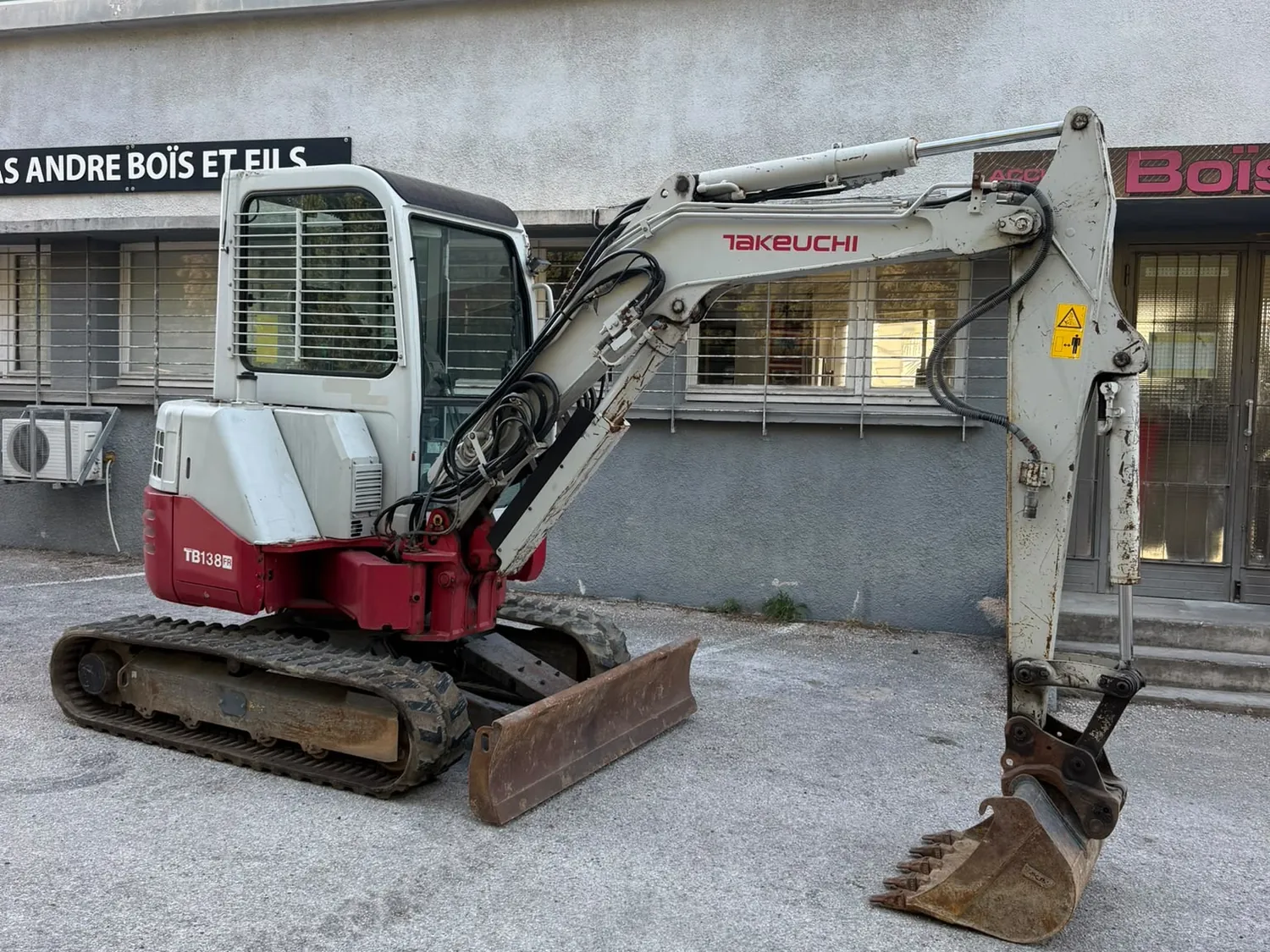 Mini-pelle Takeuchi TB138FR d'occasion, 4 tonnes, en vente chez Artaud Services BTP à La Farlède (Var)