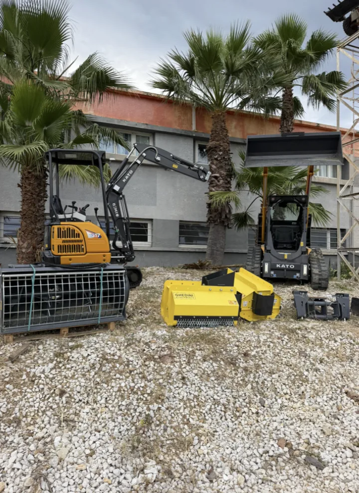 Épareuse Ghedini pour mini-pelle sur le parc Artaud Services BTP, La Farlède (Var)