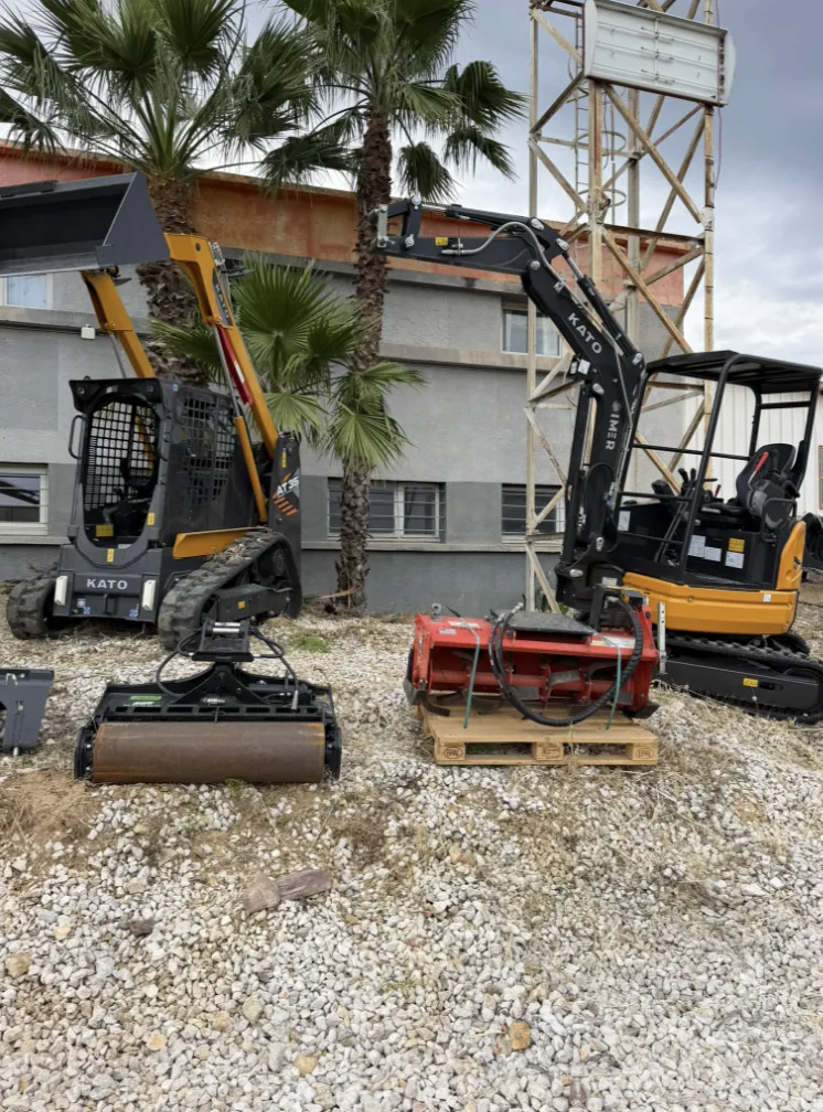 Chargeuse compacte KATO et mini-pelle KATO IMER avec épareuse, sur le parc de La Farlède