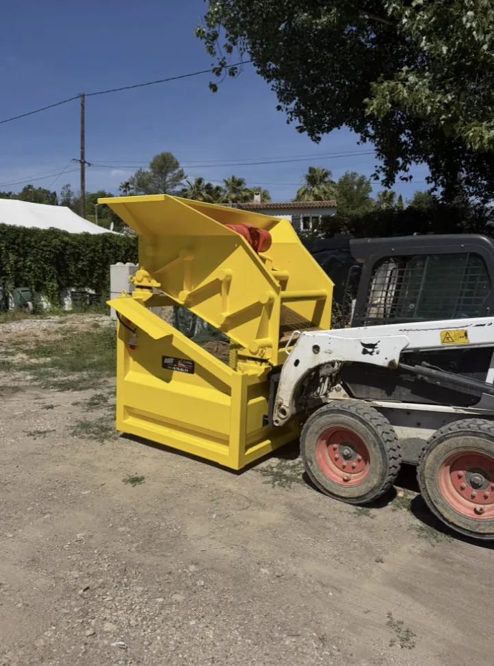 Crible Compact 83 et chargeuse, criblage de matériaux sur chantier